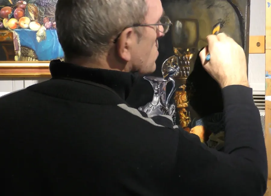 Patrice Skrabal peignant à l'huile une nature morte à l'aiguière d'argent dans son atelier